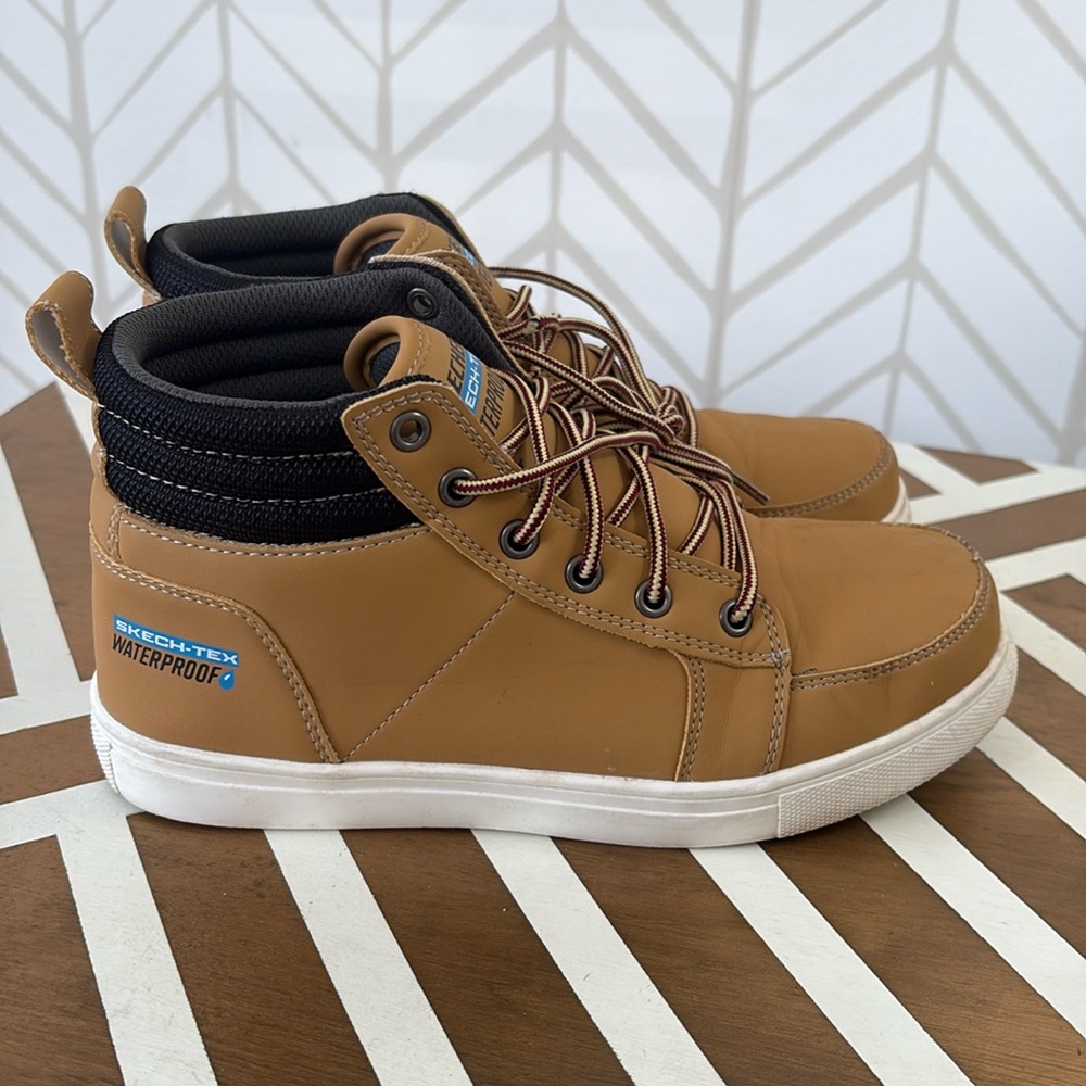 Boys sketchers boots 
Waterproof 
Like New
Size US 5 big kids